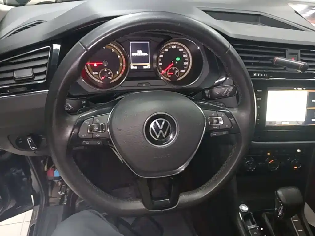 Volkswagen Tiguan L — фото 11