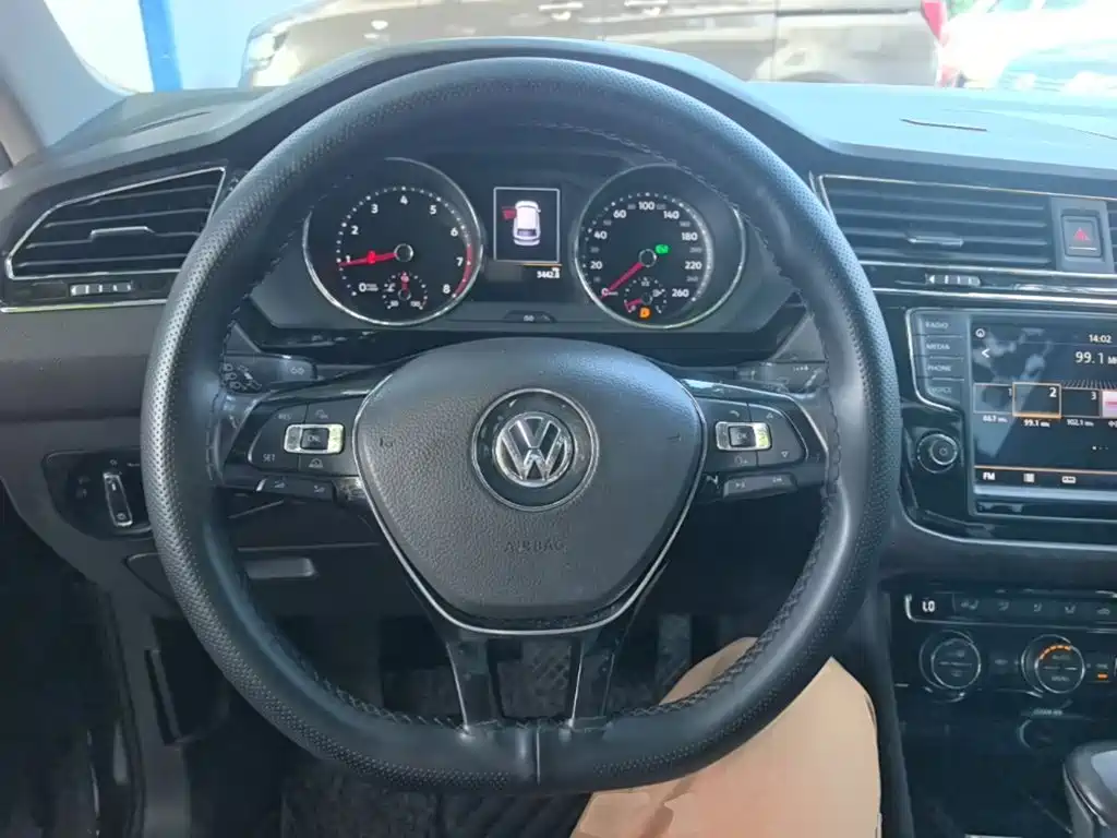Volkswagen Tiguan L — фото 11
