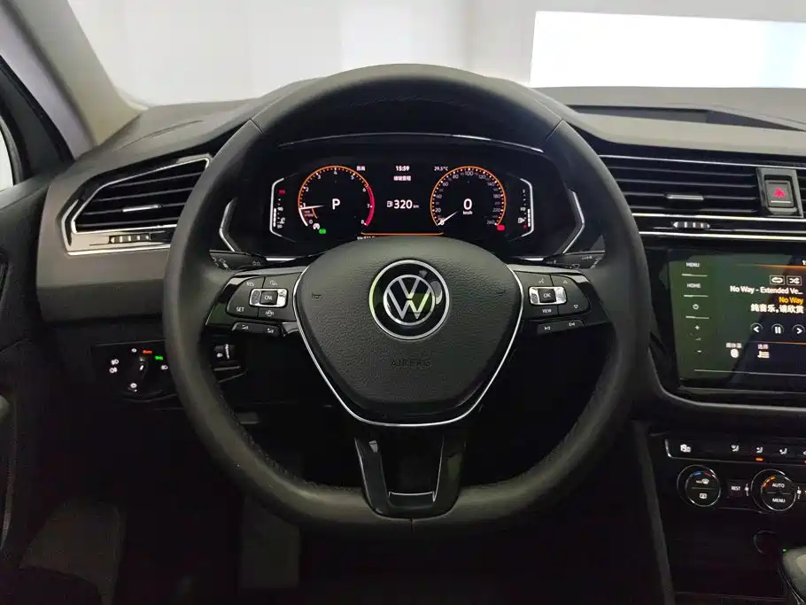 Volkswagen Tiguan L — фото 15