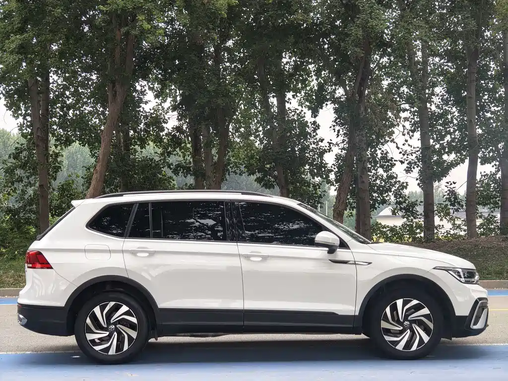 Volkswagen Tiguan L — фото 4