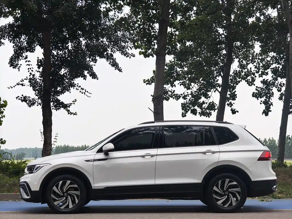 Volkswagen Tiguan L — фото 8