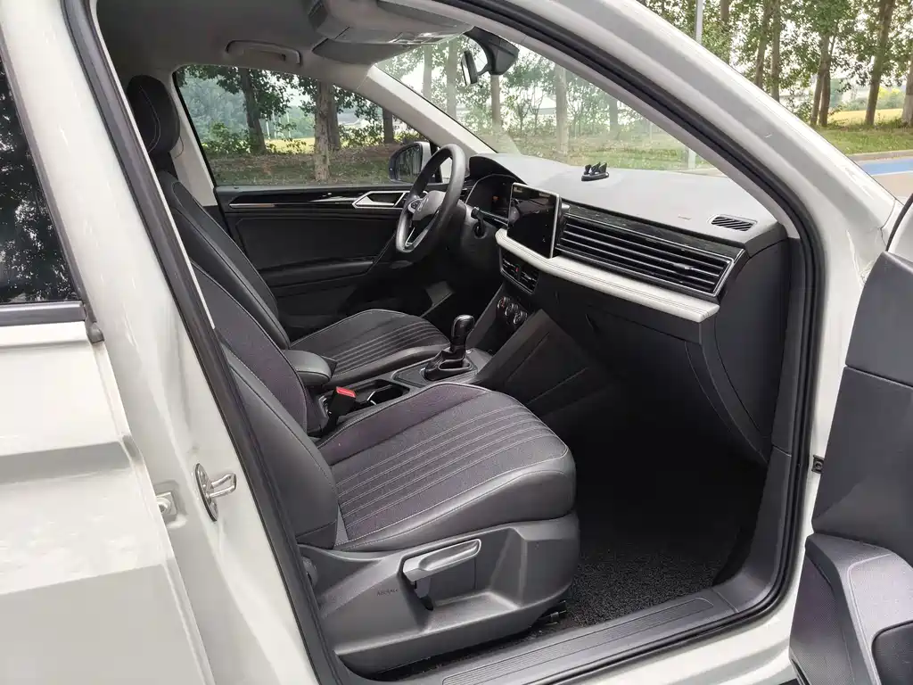 Volkswagen Tiguan L — фото 10