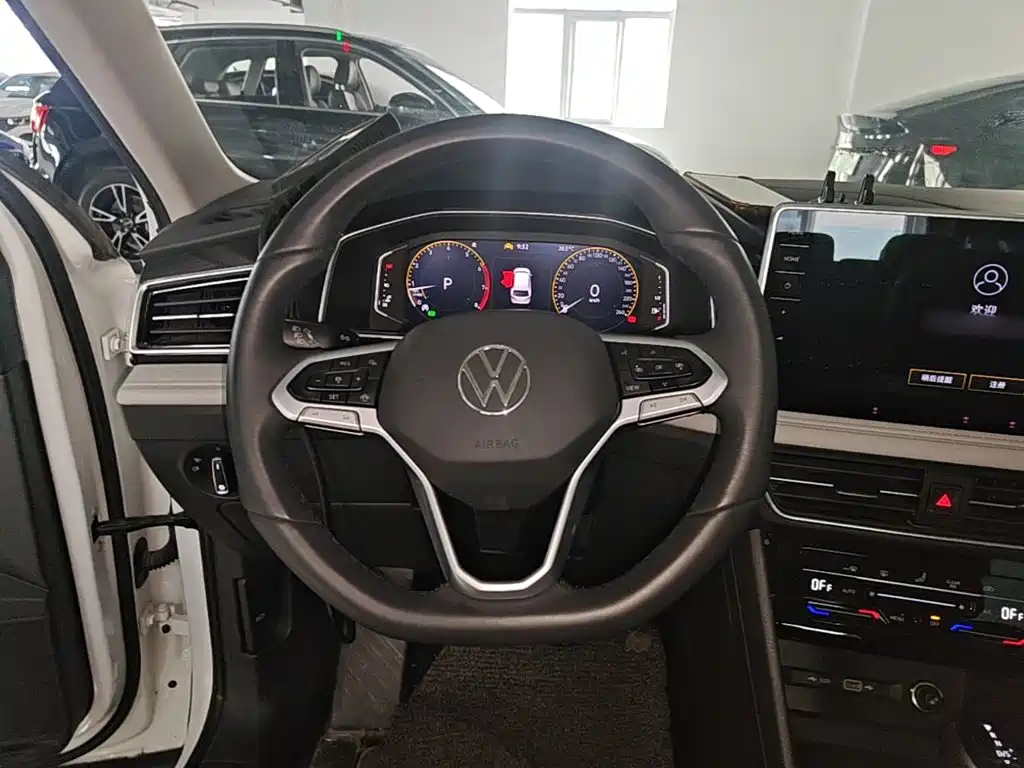 Volkswagen Tiguan L — фото 11