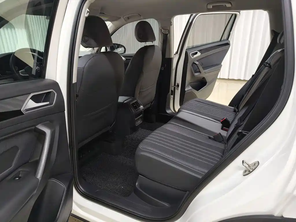Volkswagen Tiguan L — фото 11