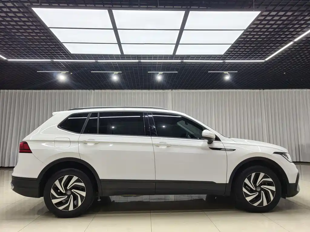 Volkswagen Tiguan L — фото 4