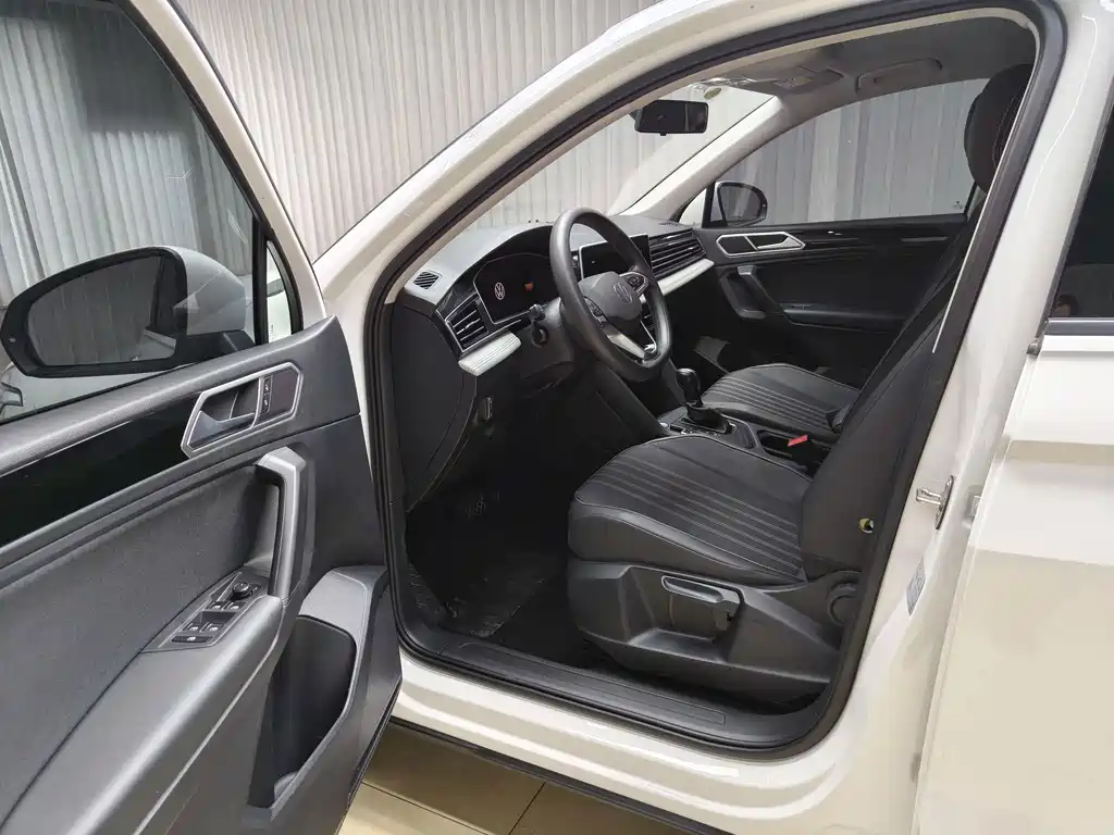Volkswagen Tiguan L — фото 9