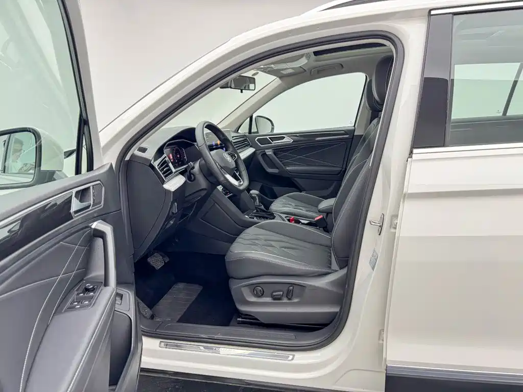 Volkswagen Tiguan L — фото 19