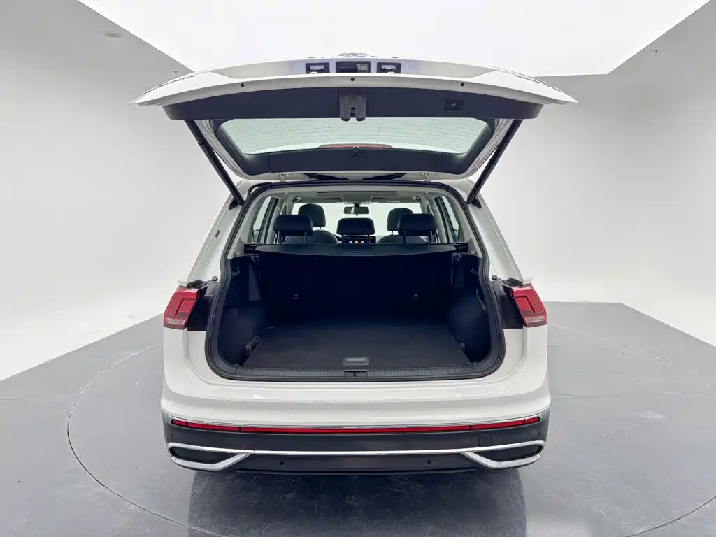 Volkswagen Tiguan L — фото 24