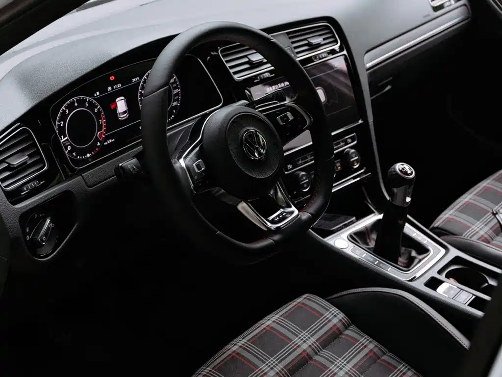 Volkswagen Golf GTI — фото 7