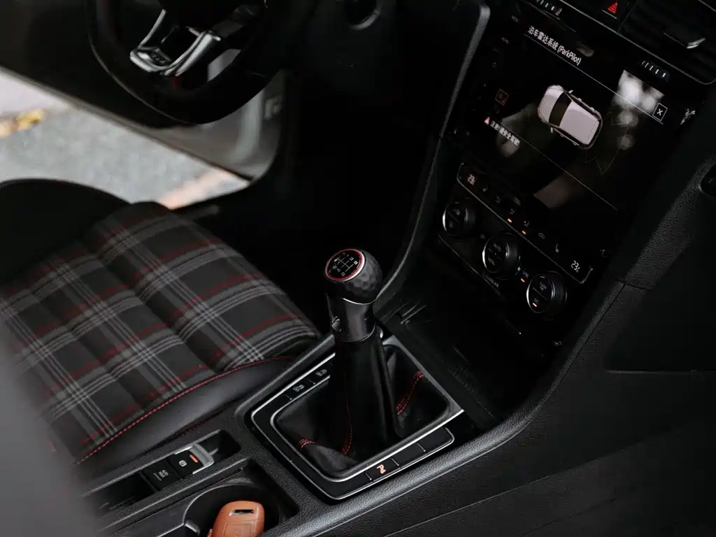 Volkswagen Golf GTI — фото 8