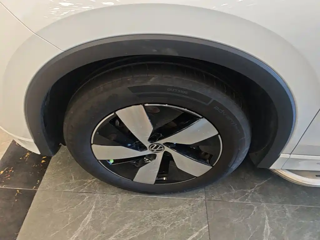 Volkswagen Tiguan L — фото 23