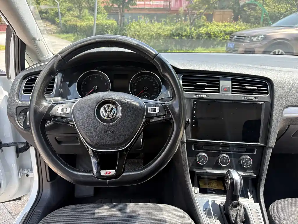 Volkswagen Golf — фото 14