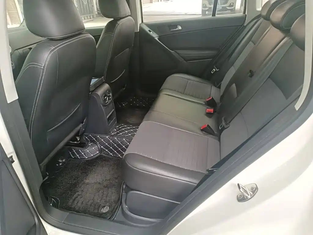 Volkswagen Tiguan — фото 13
