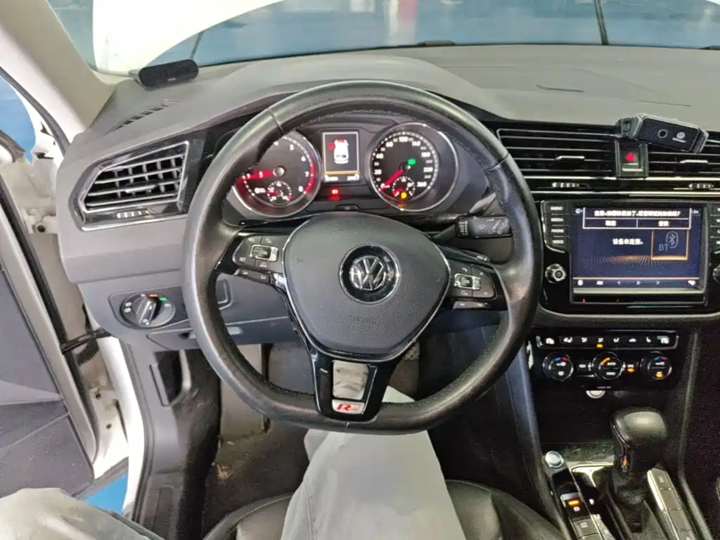 Volkswagen Tiguan L — фото 7