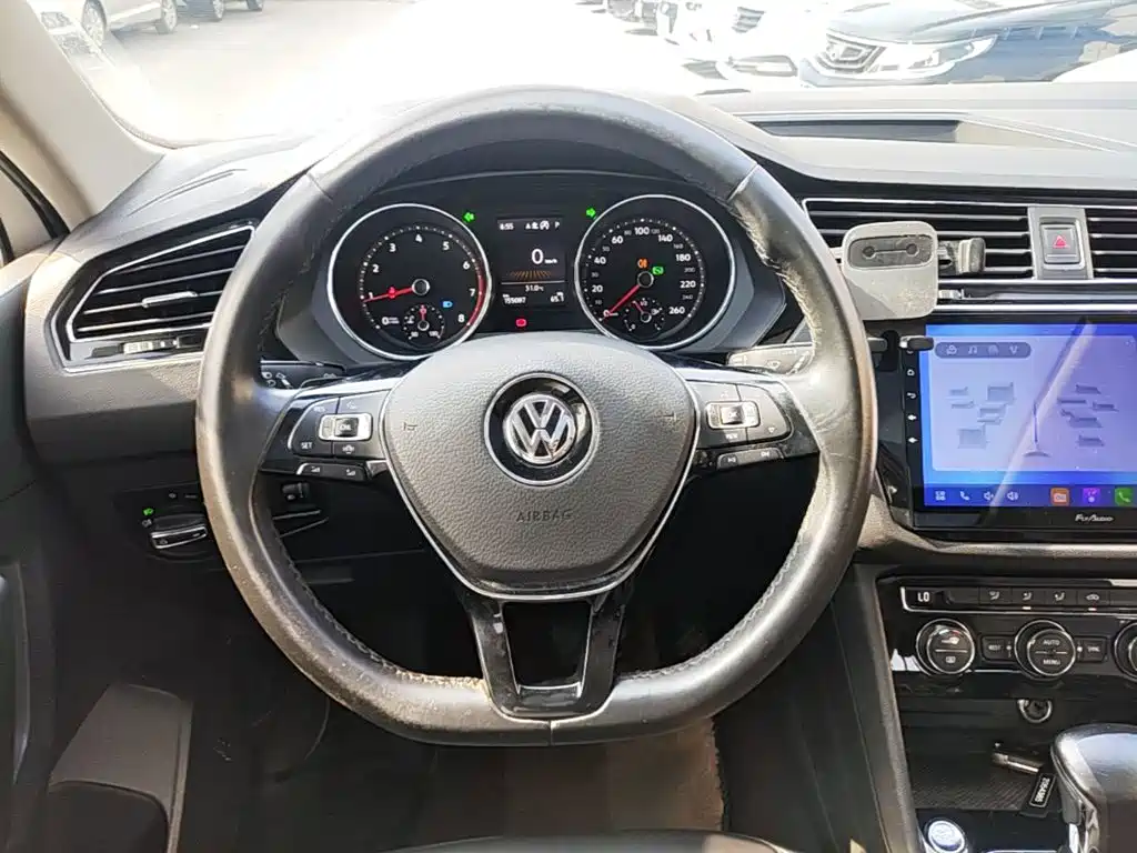 Volkswagen Tiguan L — фото 11
