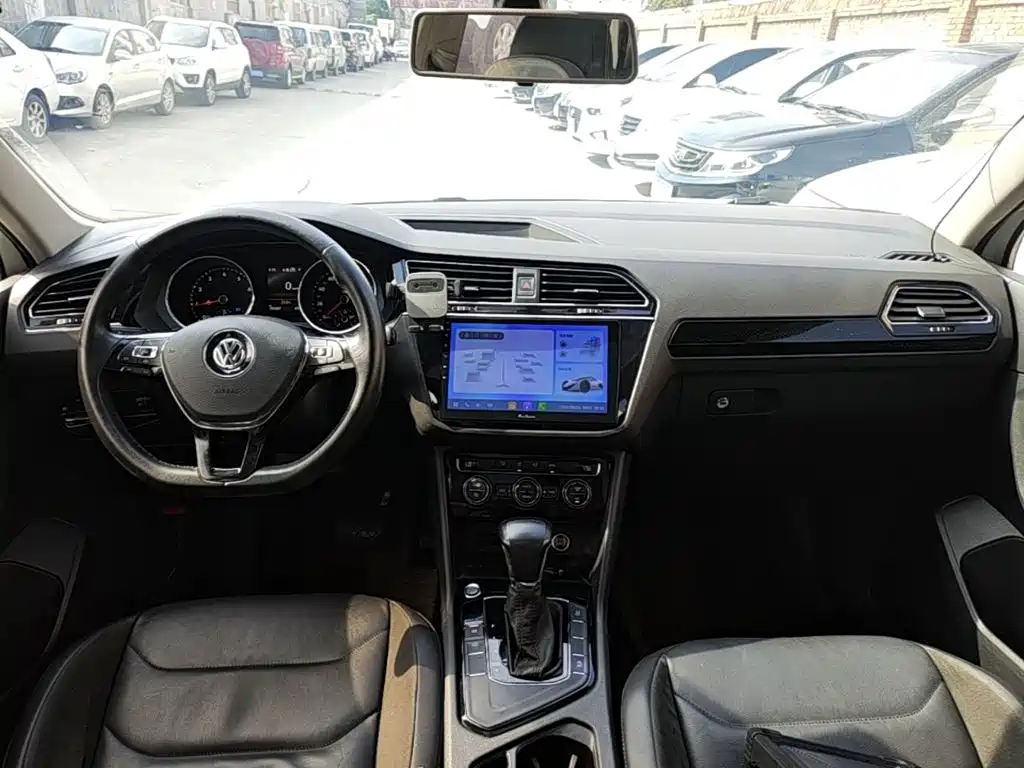 Volkswagen Tiguan L — фото 10