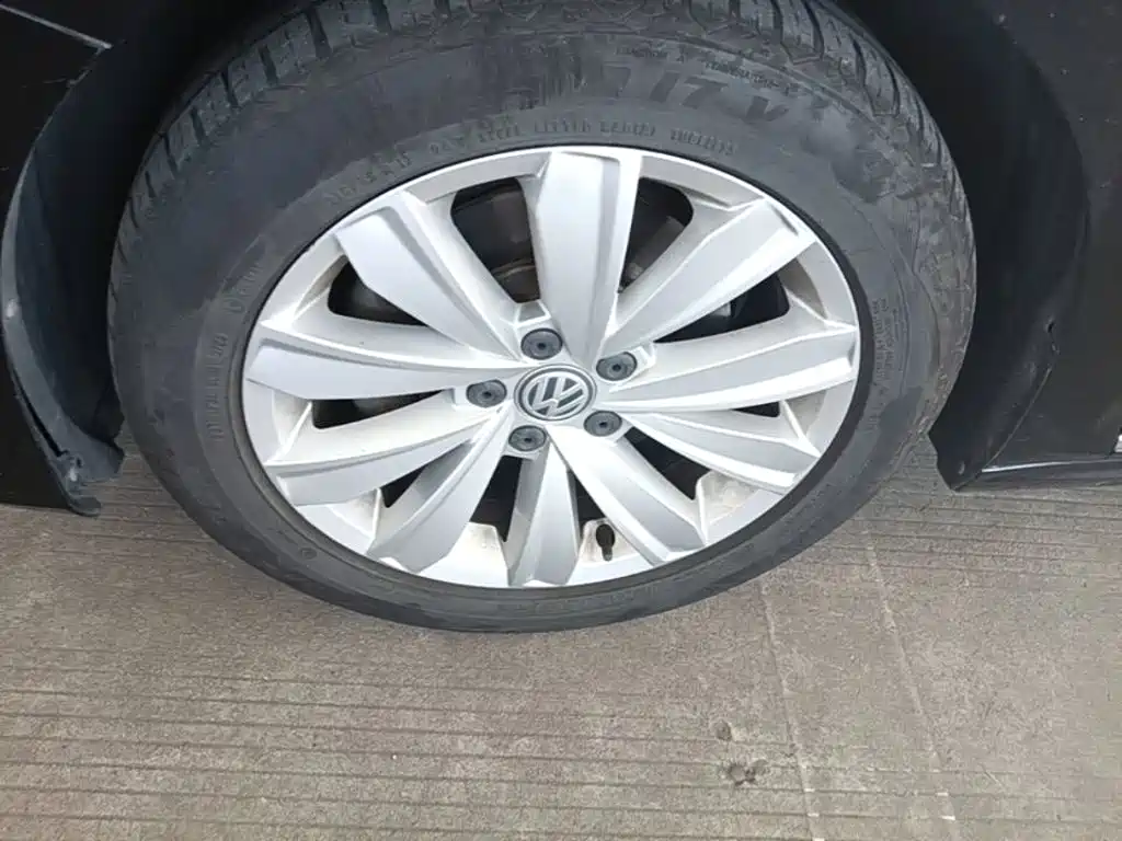 Volkswagen Passat — фото 23