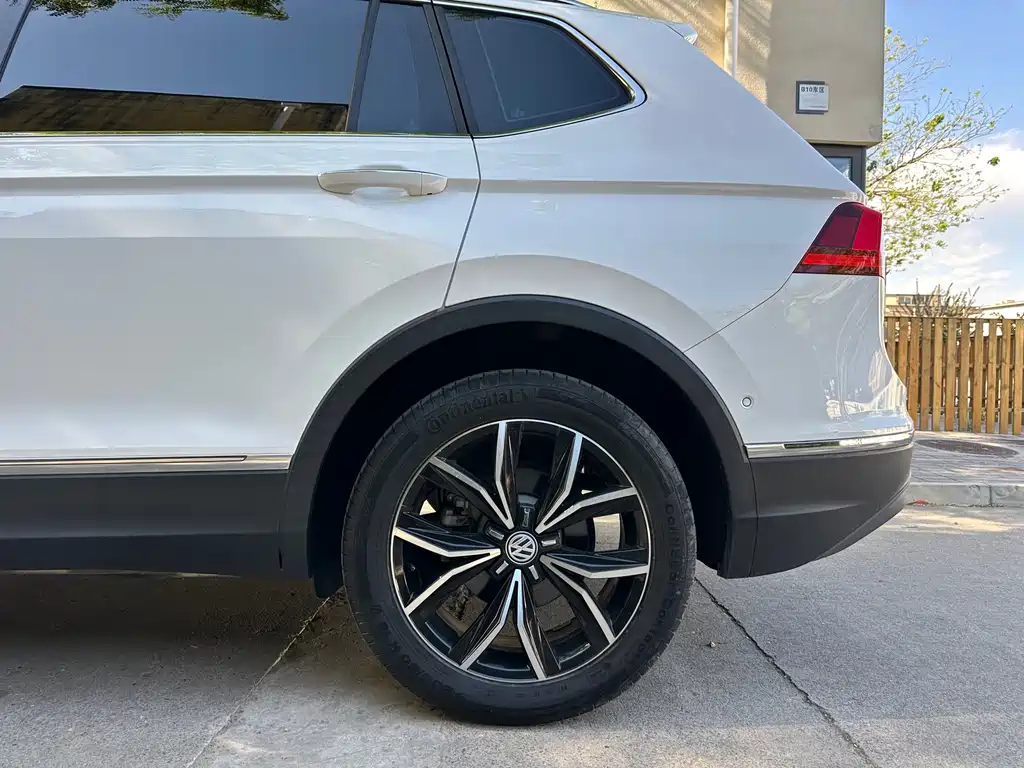Volkswagen Tiguan L — фото 19