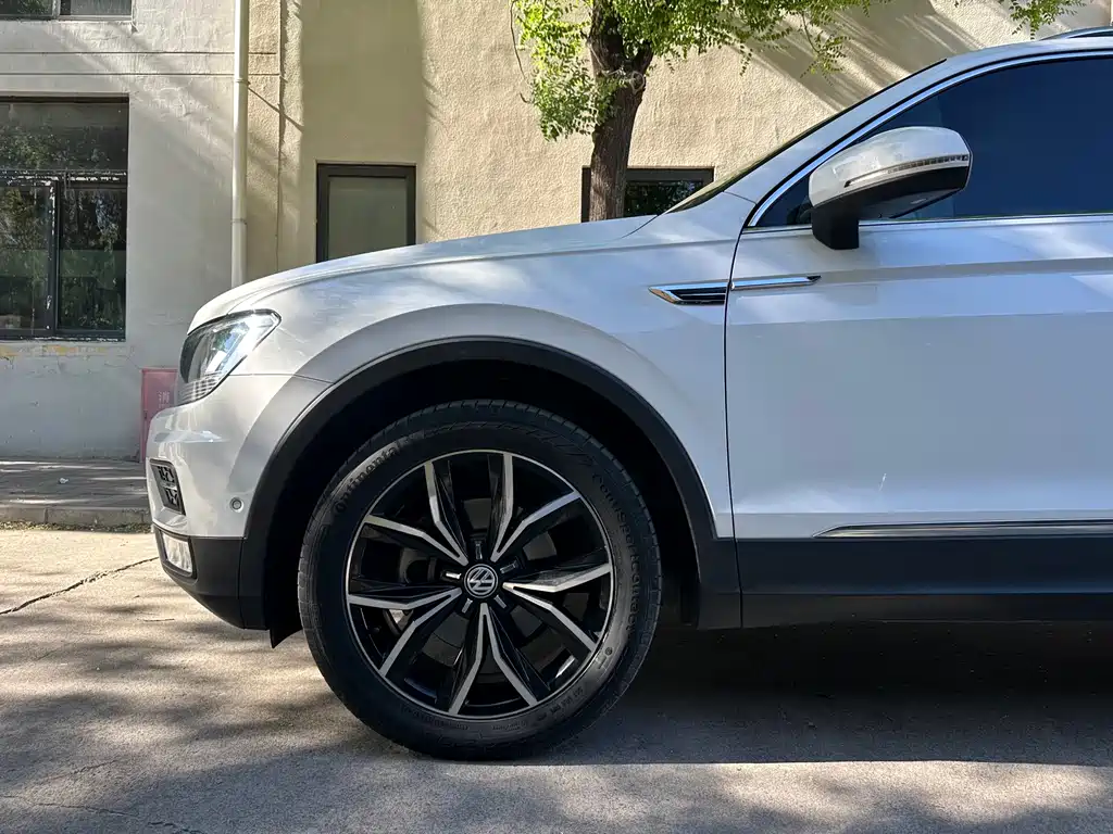 Volkswagen Tiguan L — фото 20