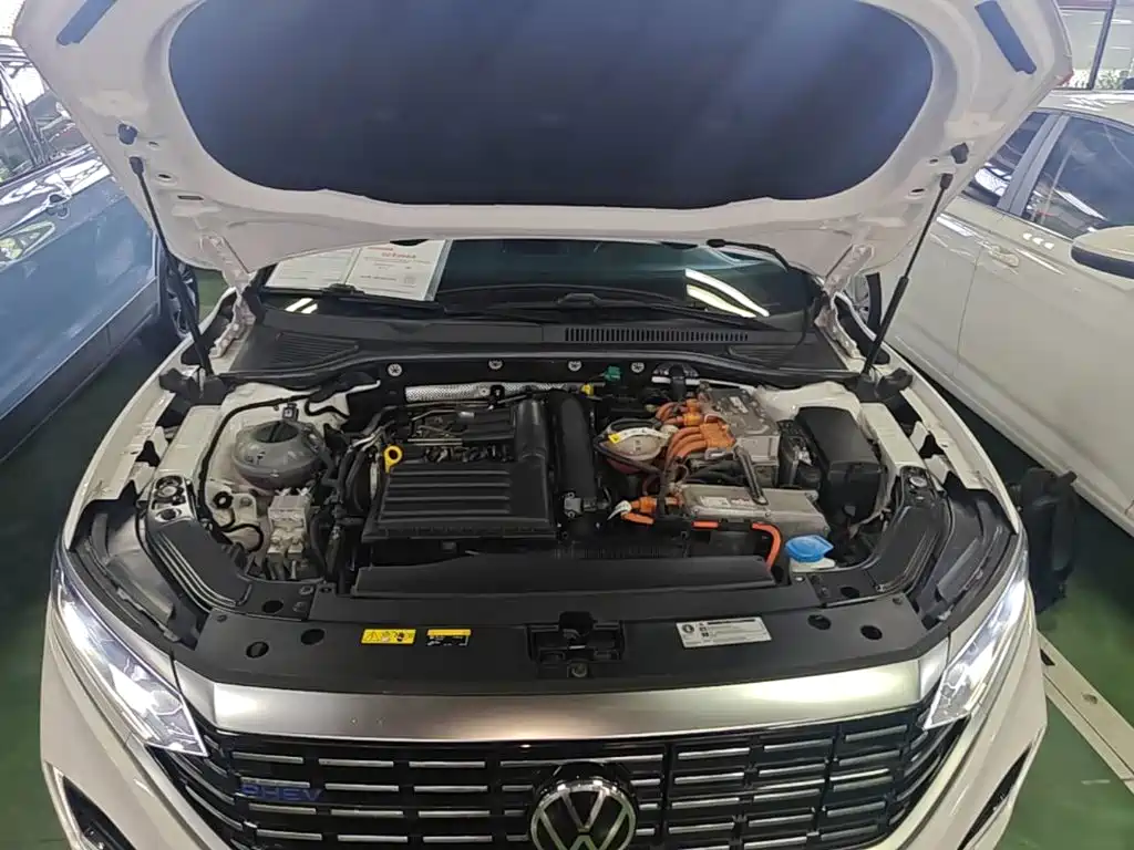 Volkswagen Passat PHEV — фото 20