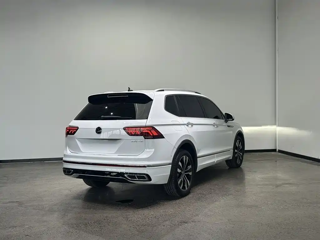 Volkswagen Tiguan L — фото 6