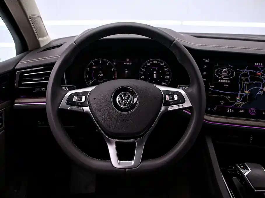Volkswagen Touareg — фото 7