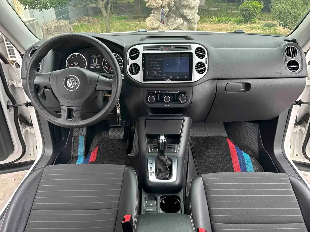 Volkswagen Tiguan — фото 11