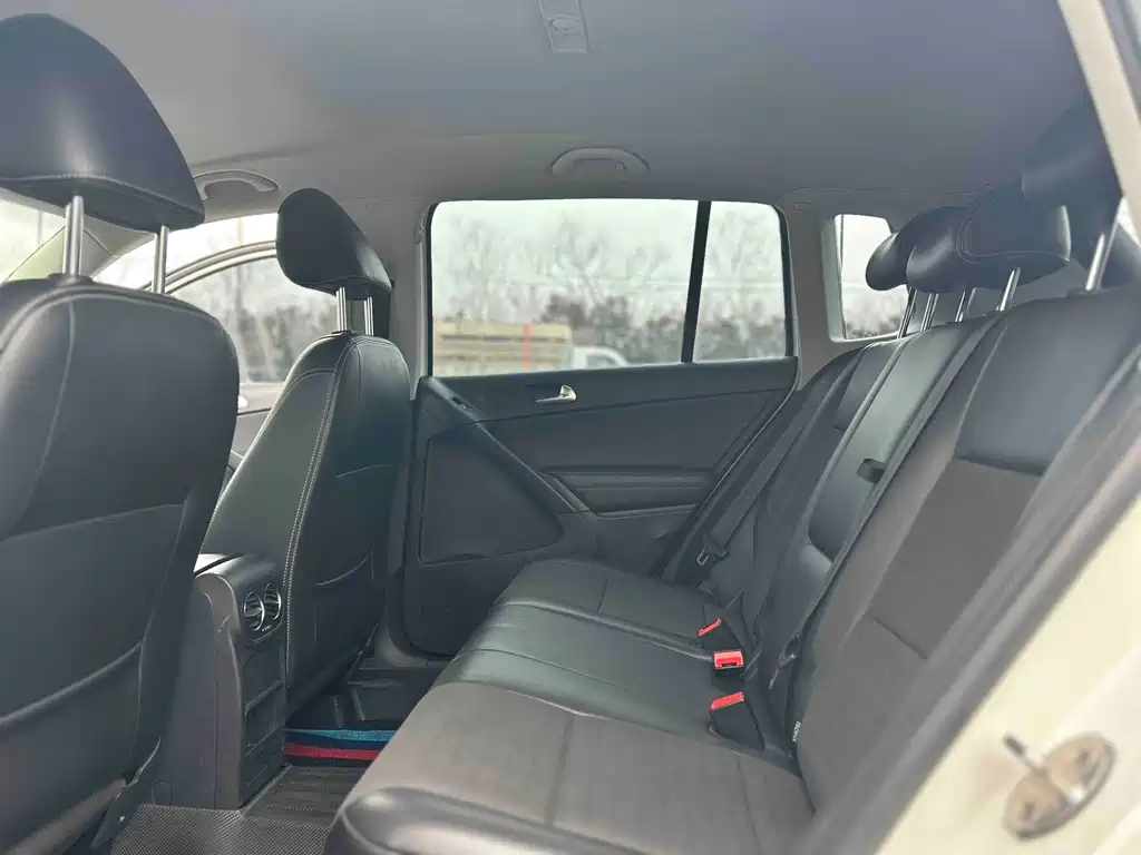 Volkswagen Tiguan — фото 13