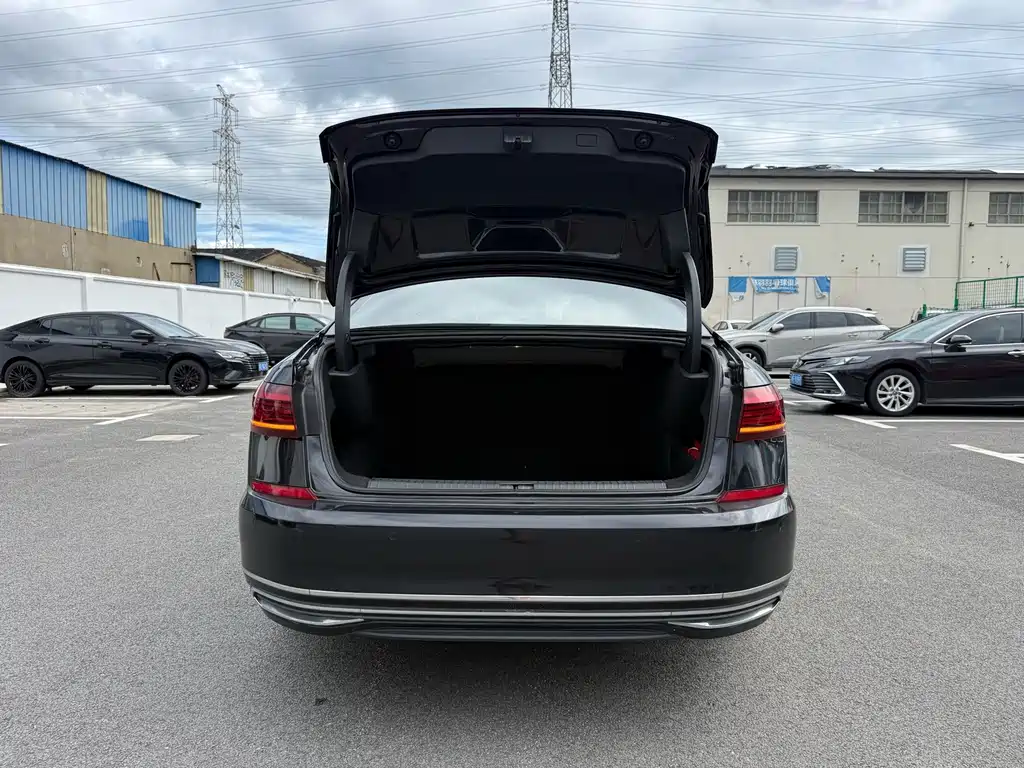 Volkswagen Passat — фото 23