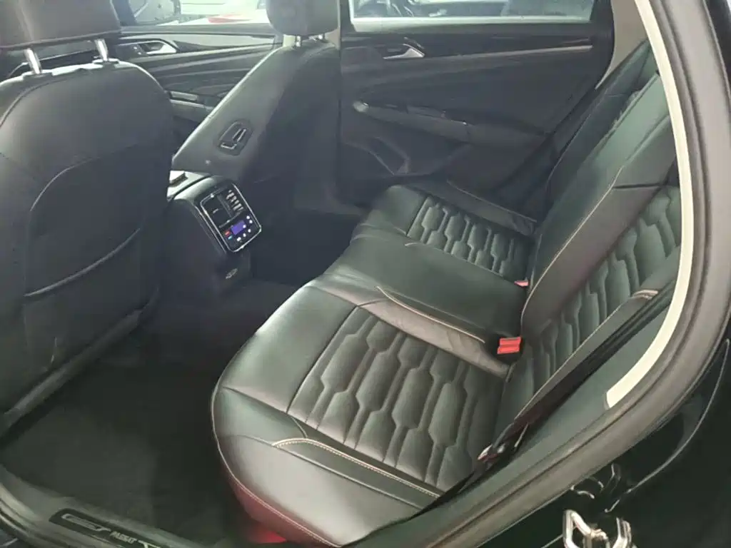 Volkswagen Passat — фото 17