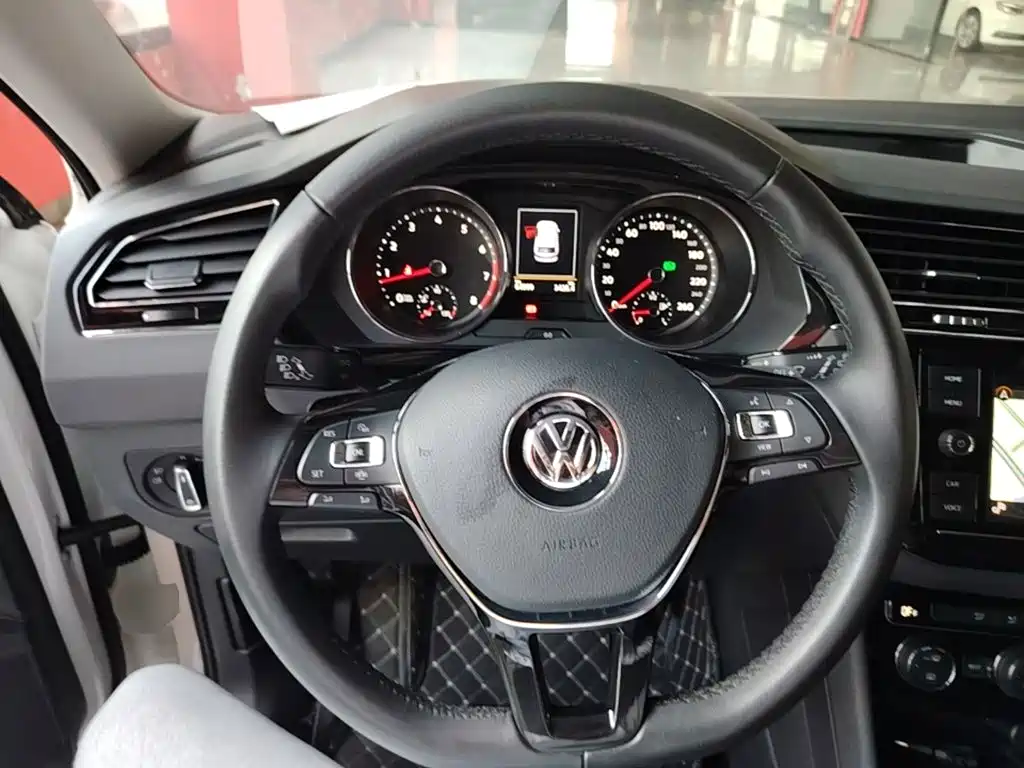 Volkswagen Tiguan L — фото 11