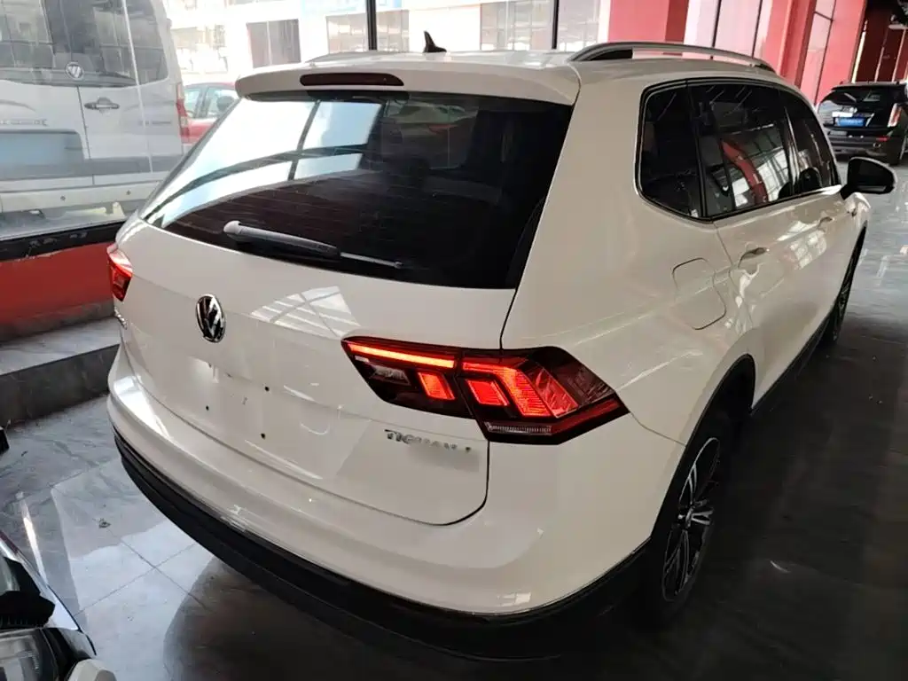 Volkswagen Tiguan L — фото 7
