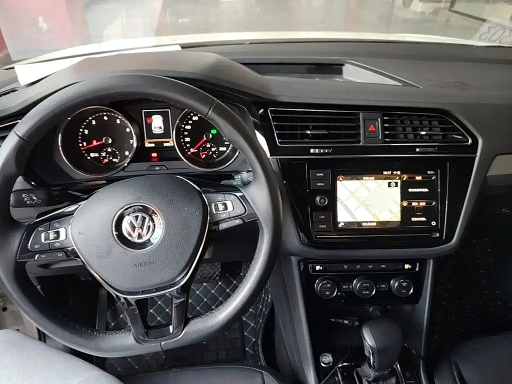Volkswagen Tiguan L — фото 10