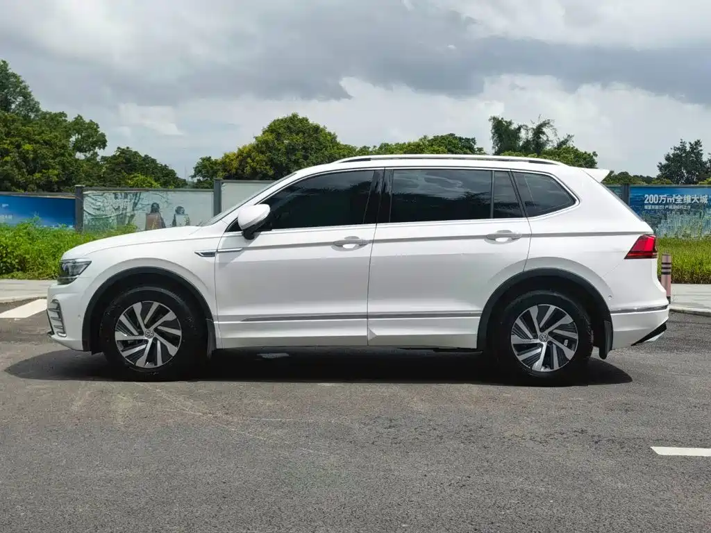 Volkswagen Tiguan L PHEV — фото 4
