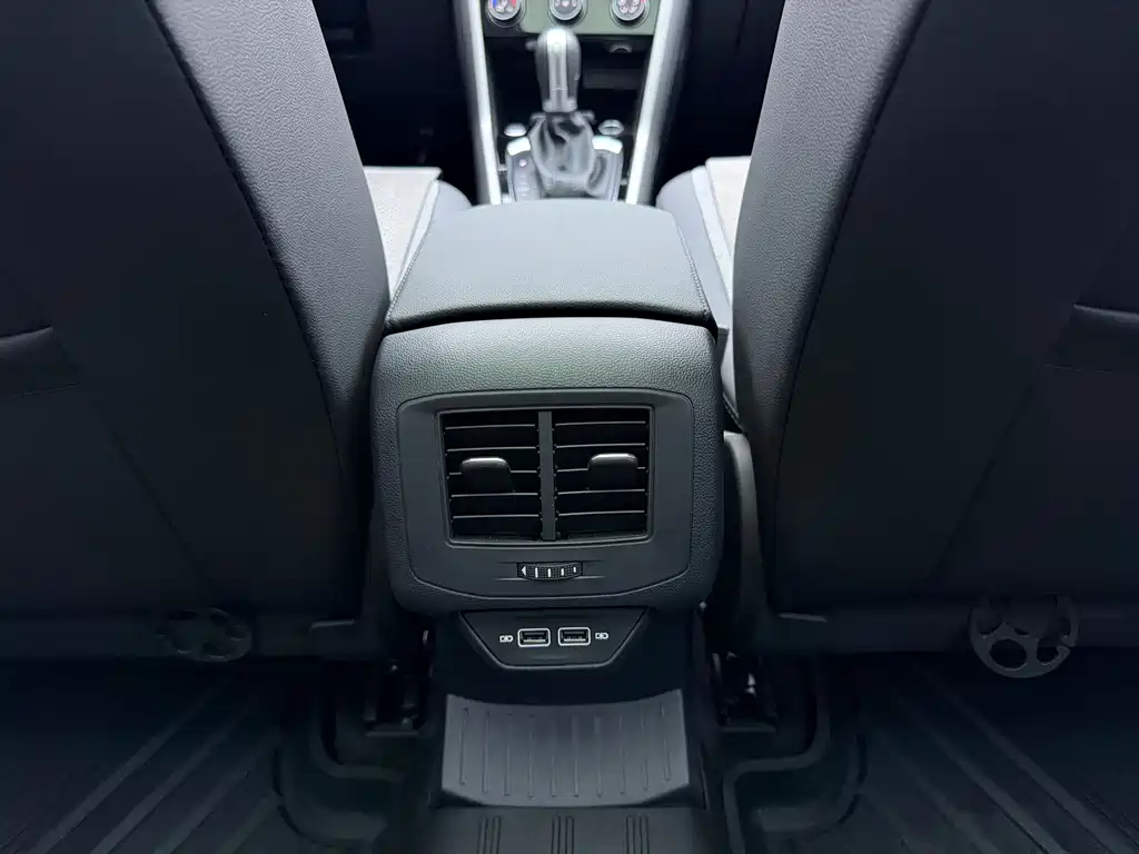 Volkswagen T-Roc — фото 15