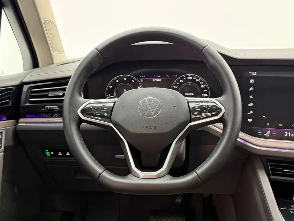 Volkswagen Touareg — фото 14