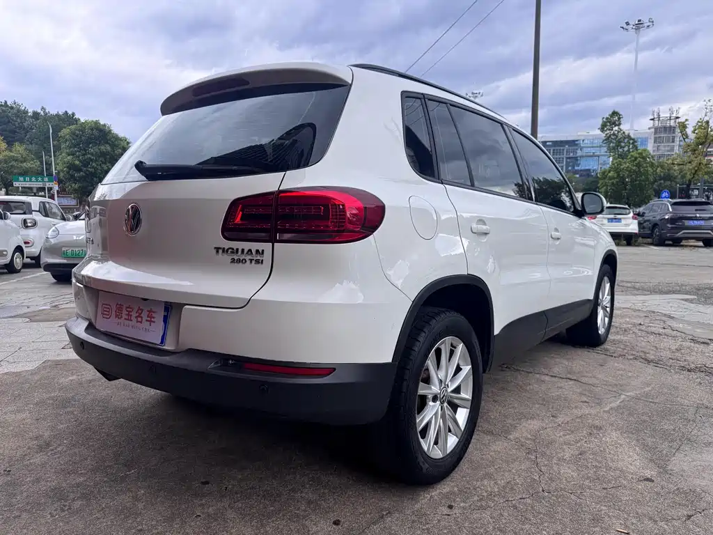 Volkswagen Tiguan — фото 11