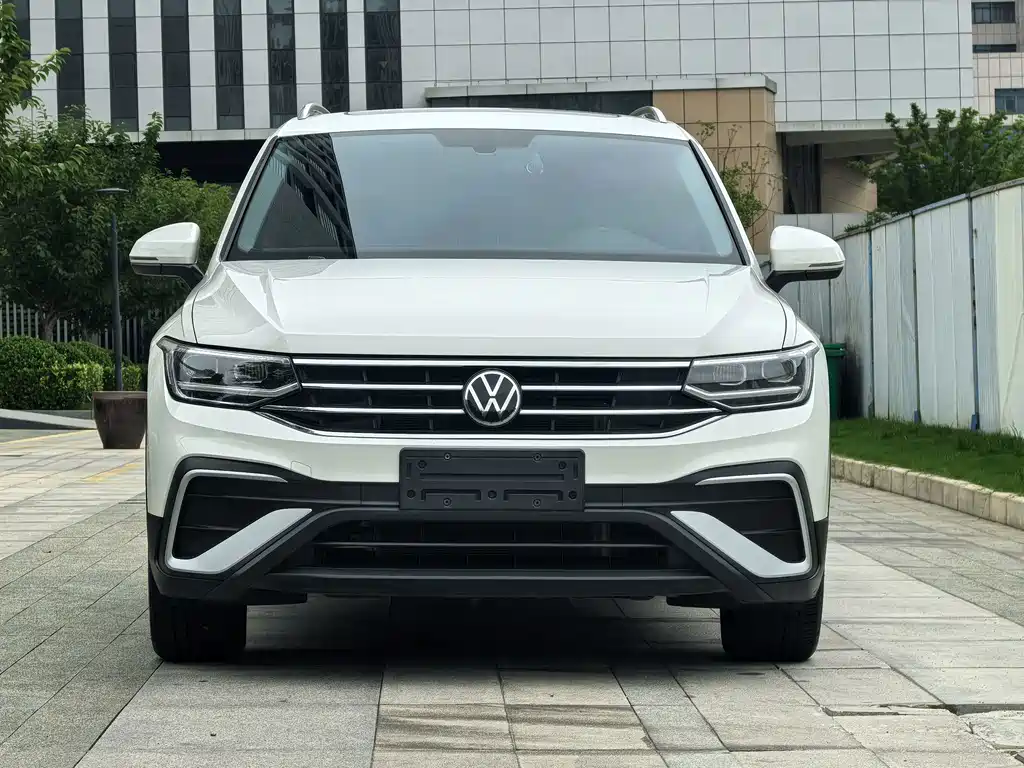 Volkswagen Tiguan L — фото 2