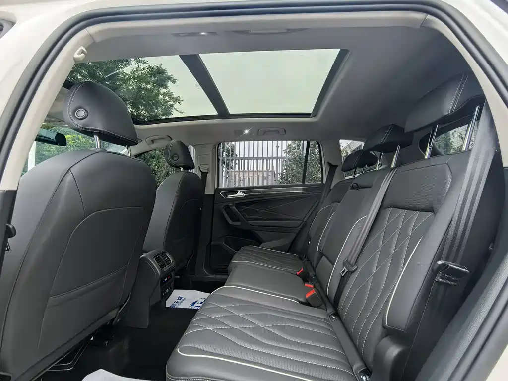 Volkswagen Tiguan L — фото 11