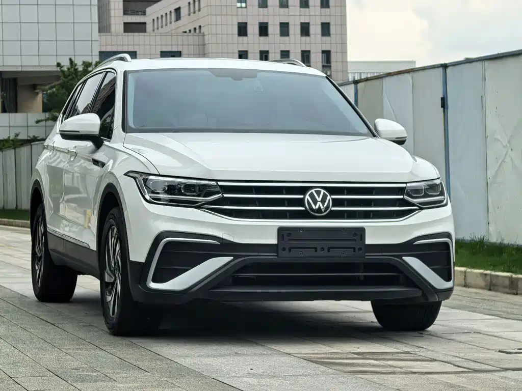 Volkswagen Tiguan L — фото 3
