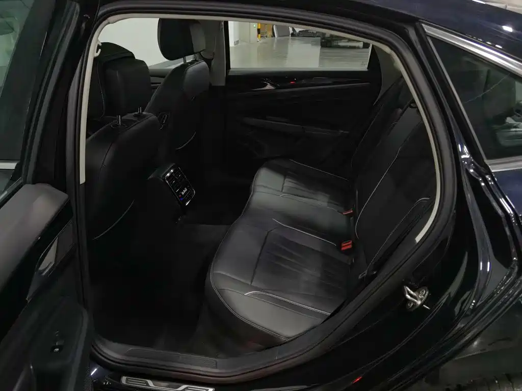 Volkswagen Passat — фото 15