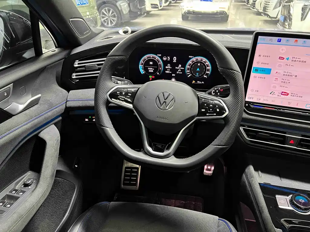 Volkswagen Tiguan L — фото 11