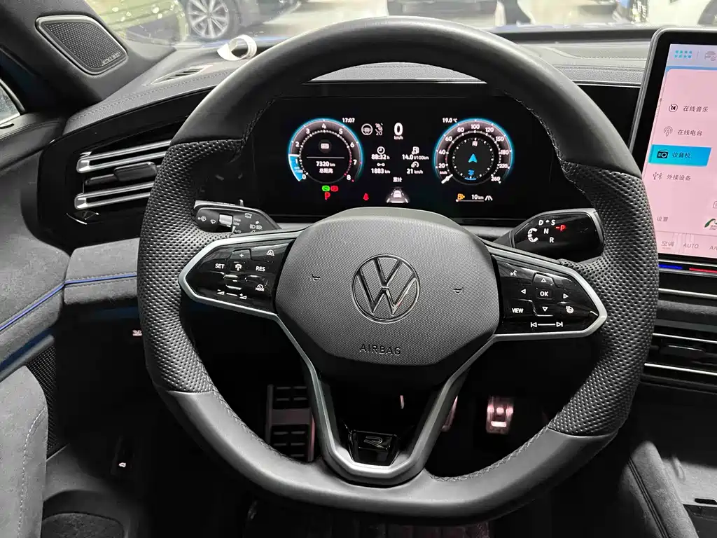 Volkswagen Tiguan L — фото 13