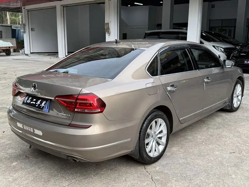 Volkswagen Passat — фото 13