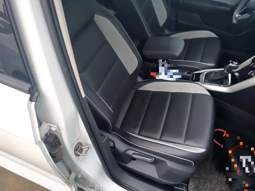 Volkswagen T-Roc — фото 25
