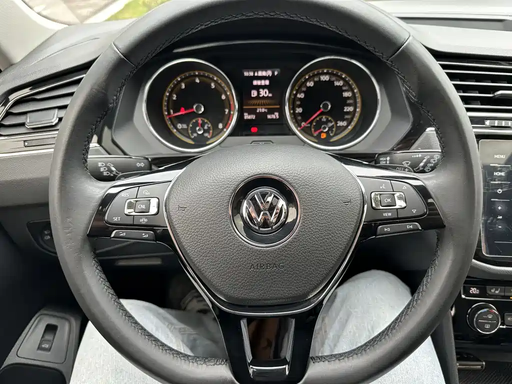 Volkswagen Tiguan L — фото 8