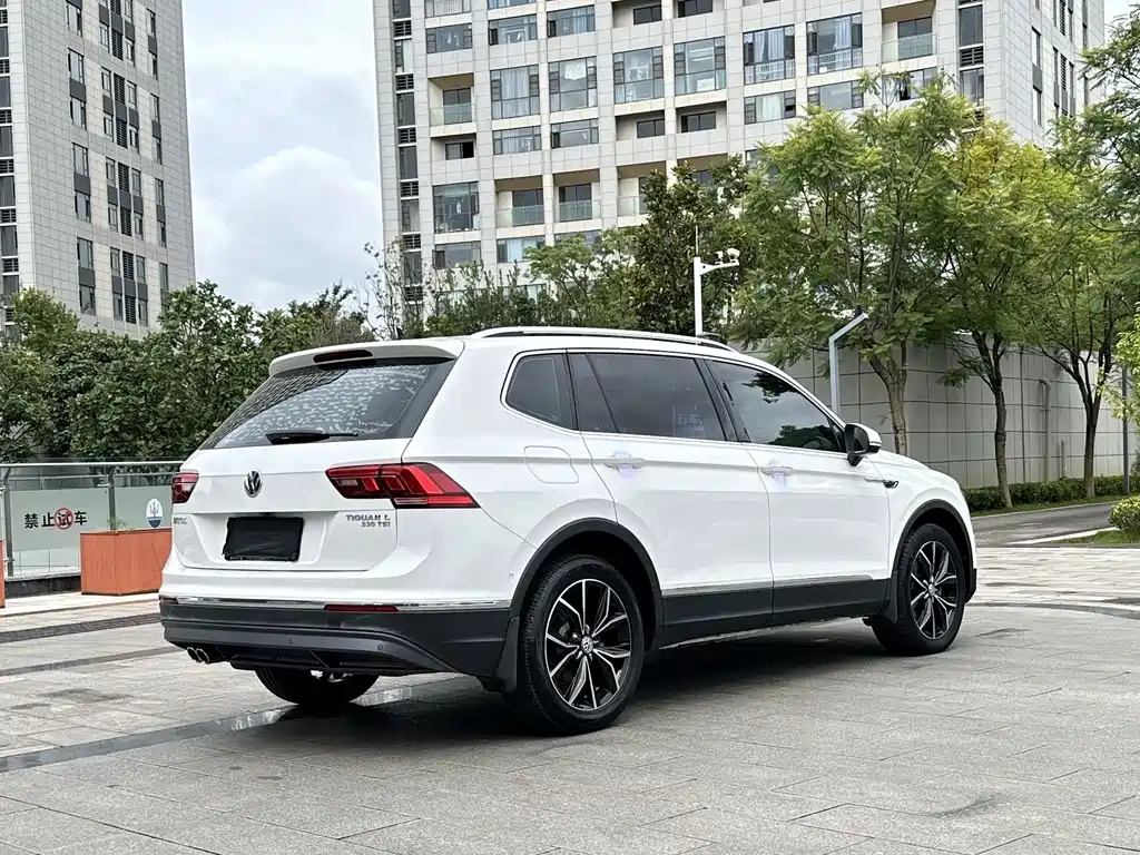 Volkswagen Tiguan L — фото 10