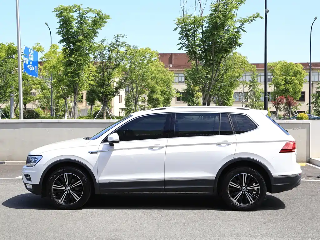 Volkswagen Tiguan L — фото 17