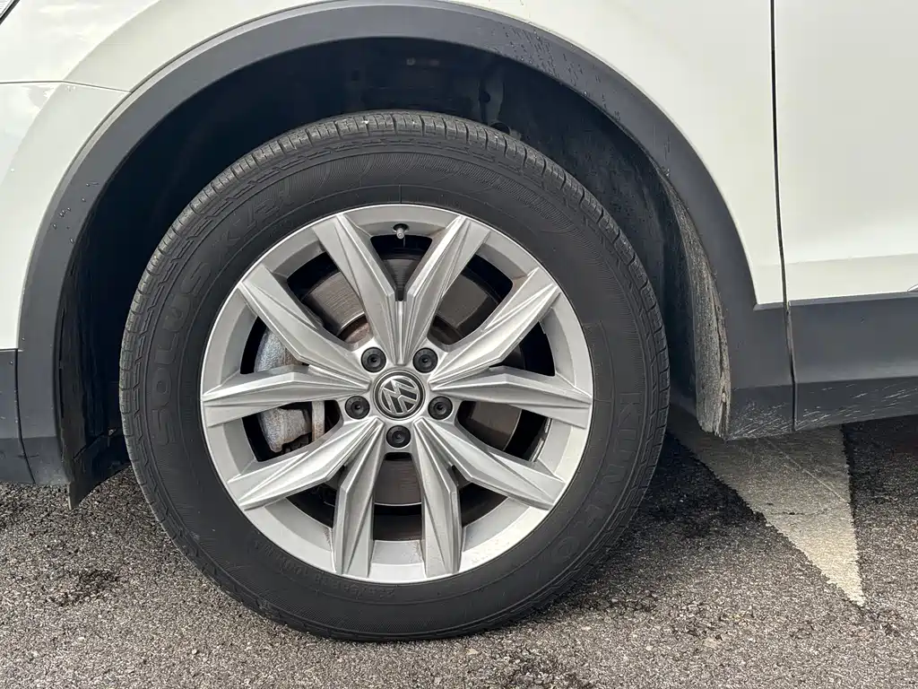 Volkswagen Tiguan — фото 8