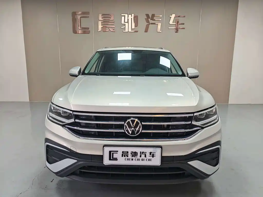 Volkswagen Tiguan L — фото 2